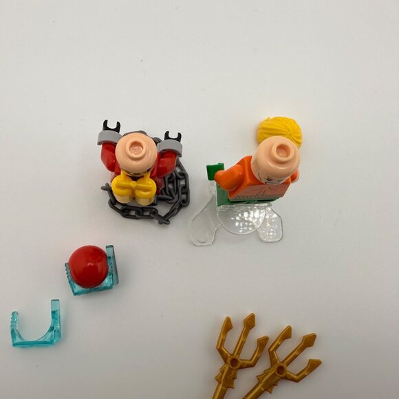 LEGO DC Super Heroes Minifigures Aquaman & Scuba Batman W/ Accessories from Set - Picture 7 of 7